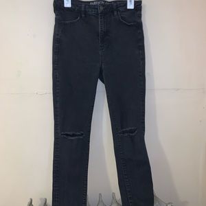 American Eagle black skinny jeans rips knee size 10